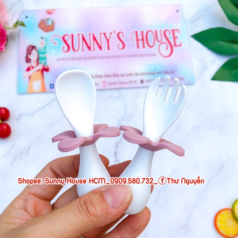 Bộ thìa nĩa cao cấp cho bé tập xúc có nút chặn hình hoa kèm hộp
