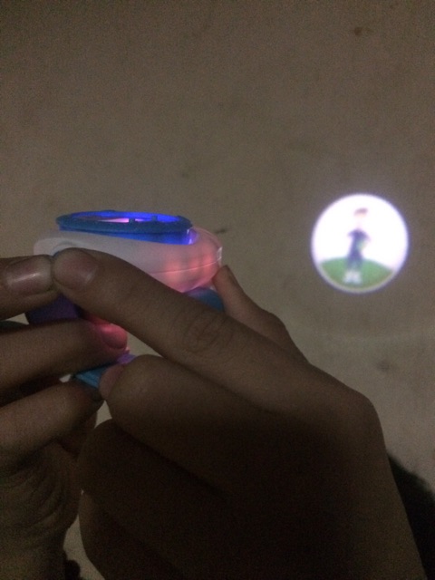 Đồng hồ điện tử chiếu hình 3D (quà tặng từ Friso)