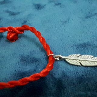 Dây đeo tay charm chỉ đỏ may mắn
