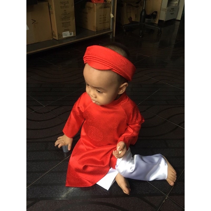 Áo dài lụa đỏ cho bé