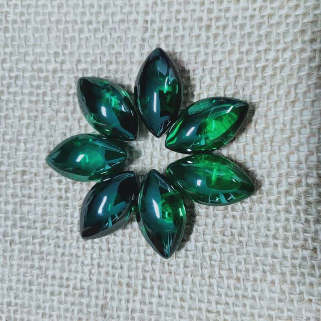 Naga Diamond Shape Emerald Green Size 15 22 Mm.