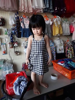 Váy 2 dây kẻ điệu cho bé gái
