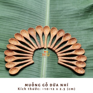 Muỗng gỗ dừa nhí ăn bánh flan