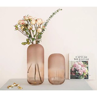 Bình thủy tinh cắm hoa màu hồng