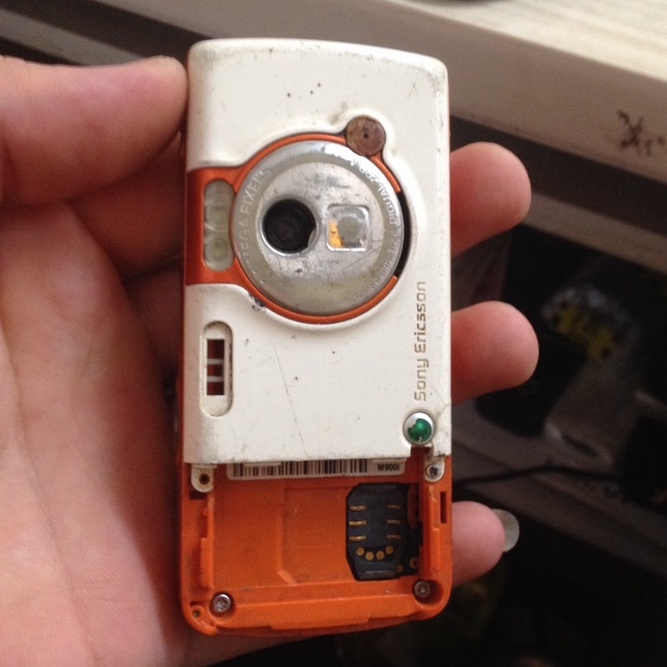 Xác Sony W800i không rõ tinh trạng , máy không nắp, không bin