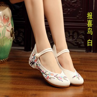 Giày nữ họa tiết thêu đa dạng thời trang