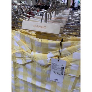 Chân váy Mango sọc caro vàng