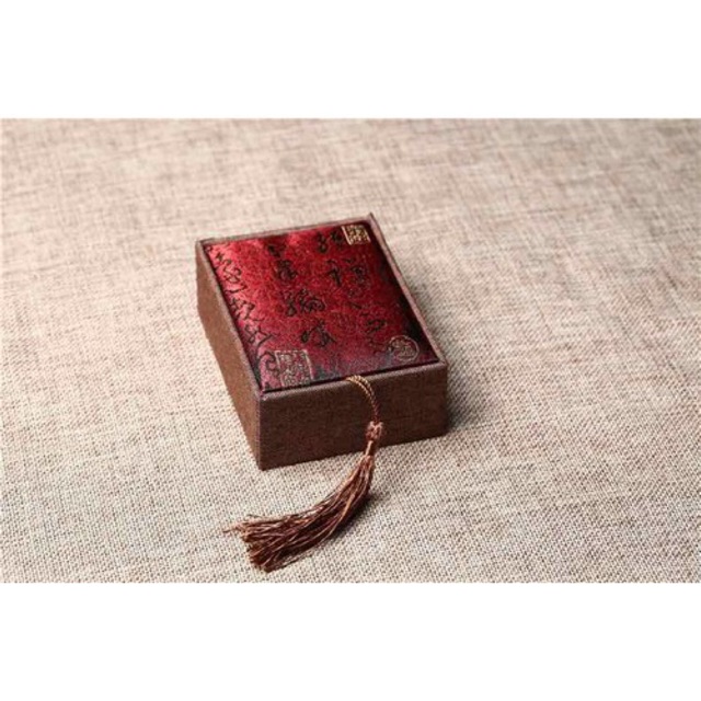 Hộp gấm hình vuông đựng trang sức