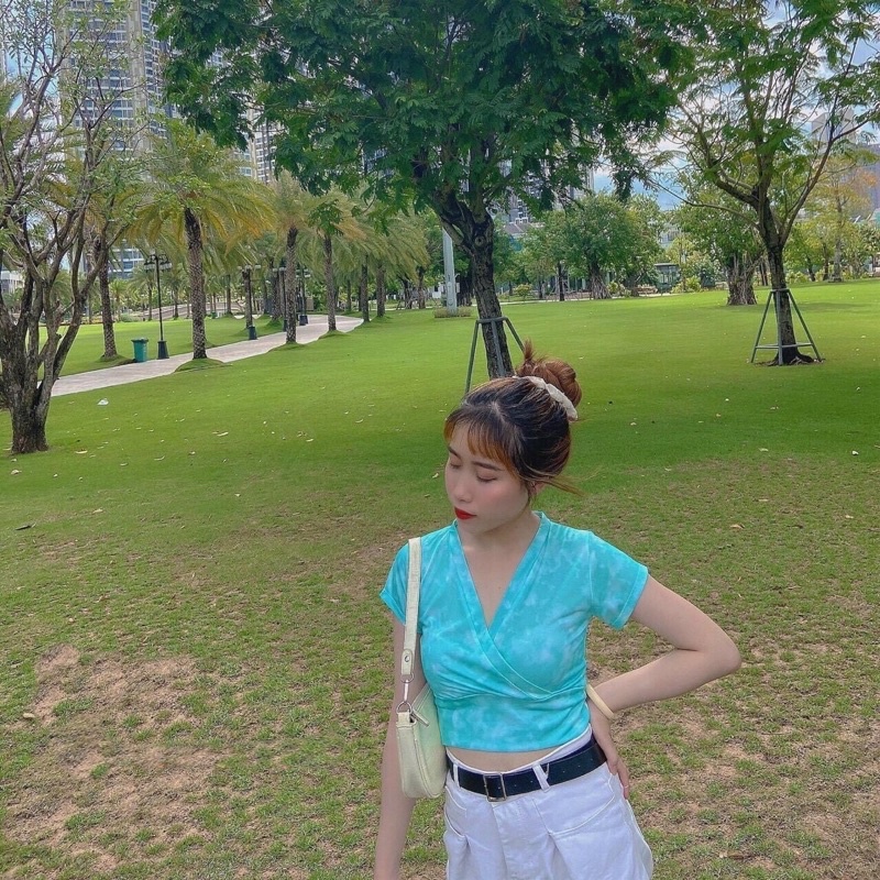 Áo Croptop Tay Ngắn Cổ Chữ V Khoét Sâu Đắp Chéo Ngực Bo Eo Siêu Xinh