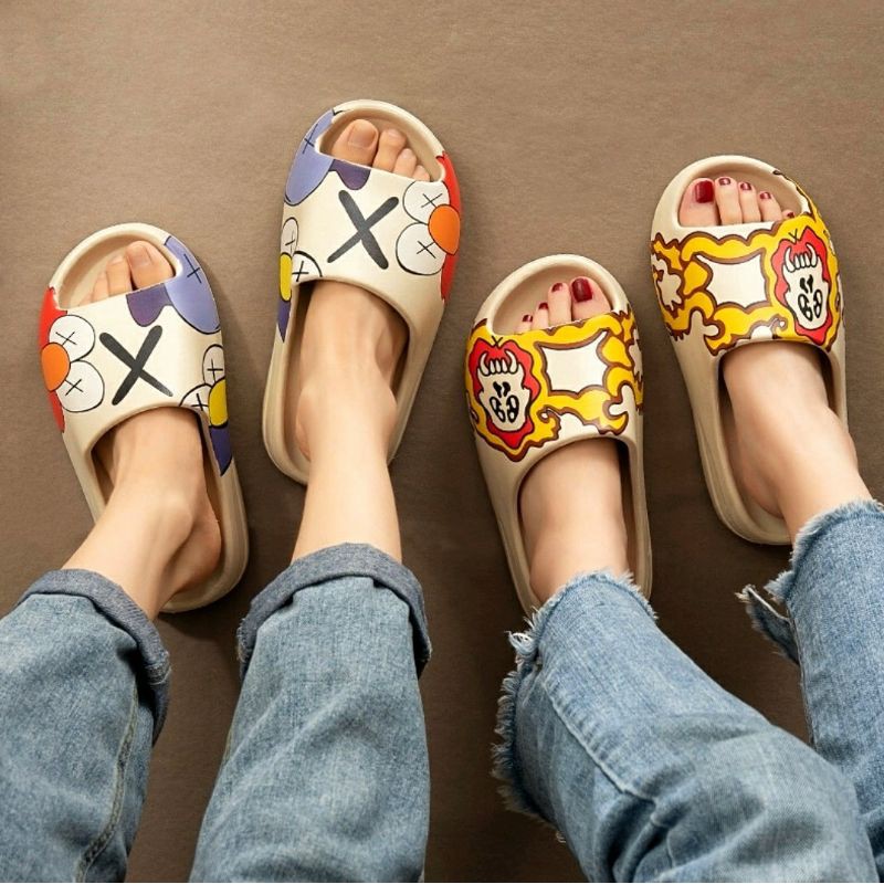 DÉP KAWS HỌA TIẾT CÓ LOGO - BAO XỊN