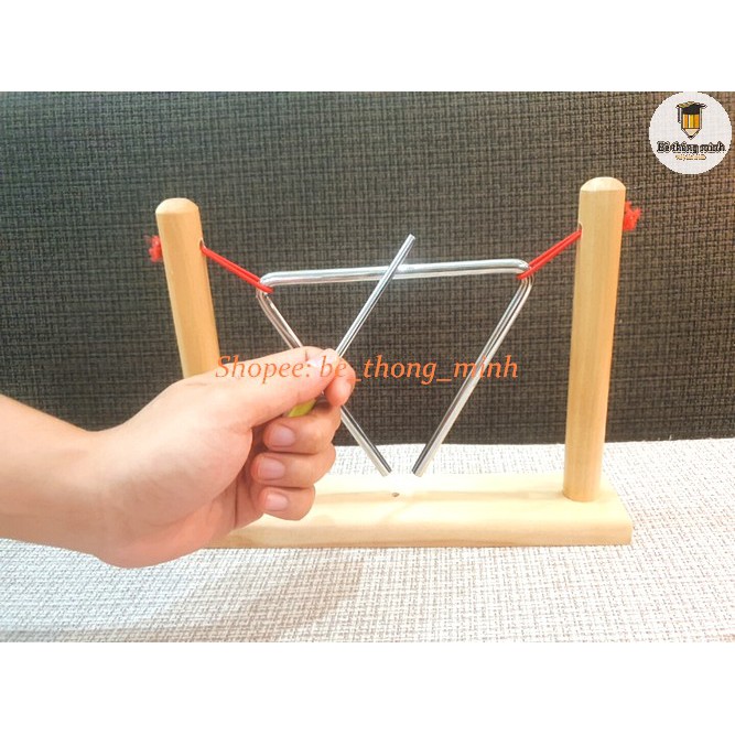 Kẻng tam giác có giá gỗ treo kẻng to đẹp - Giáo cụ Montessori cảm thụ âm nhạc