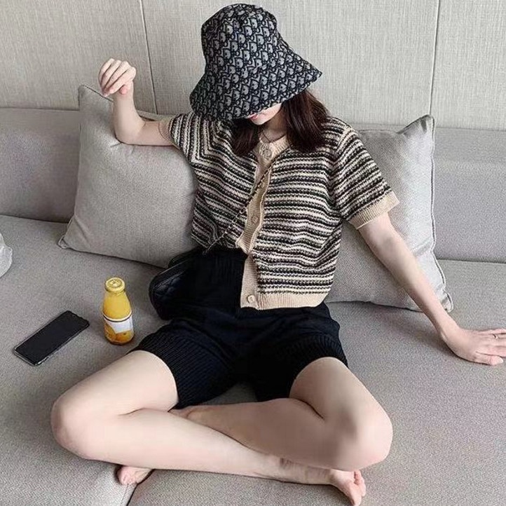Áo Thun Tay Ngắn Cổ Tròn Họa Tiết Kẻ Sọc Phong Cách Vintage