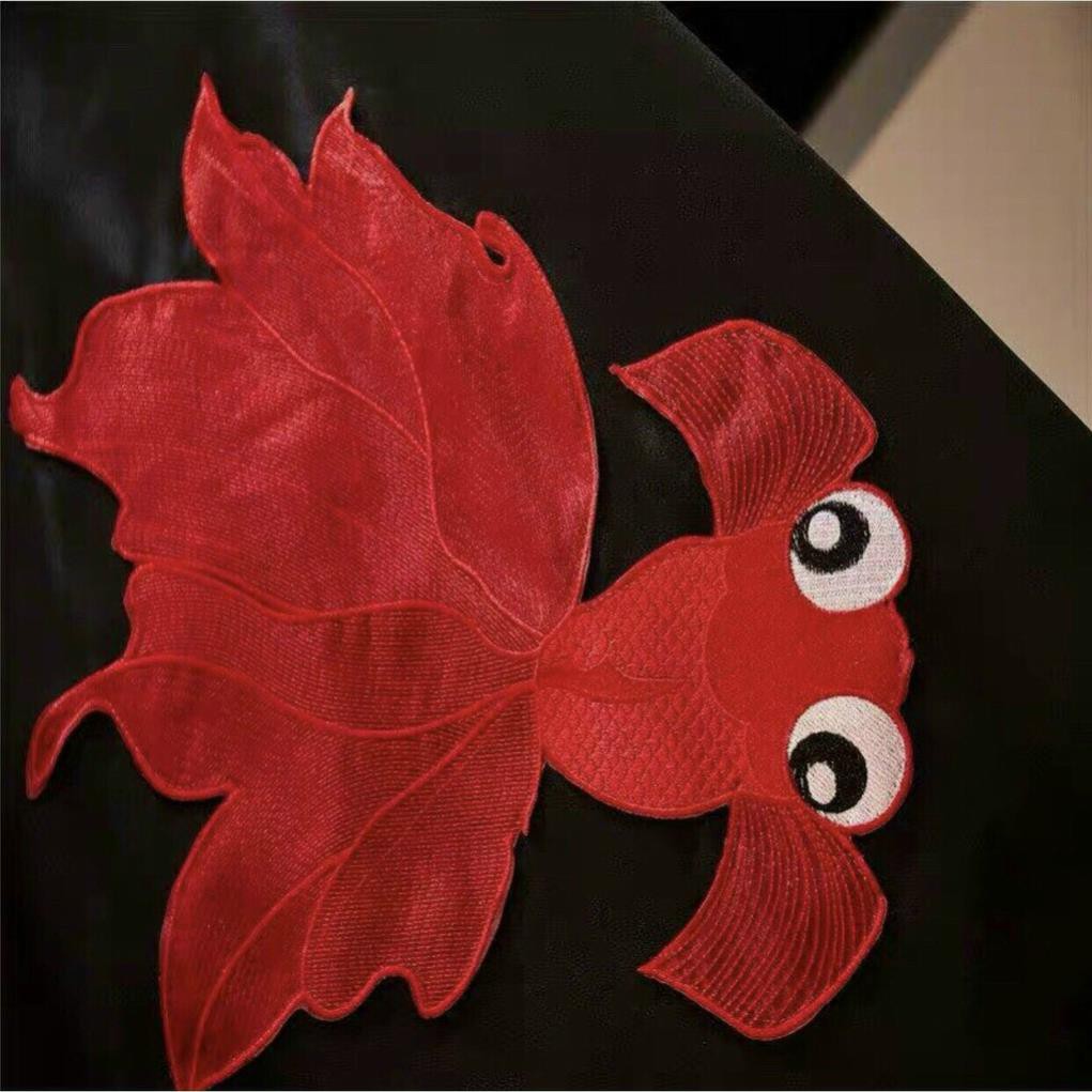 Đầm Suông Màu Đen Cổ Tàu, Sườn Xám Cách Tân Thêu Nổi Họa Tiết Con Cá Xẻ Tà Trang Trí Thời Trang Quảng Châu 2021. | BigBuy360 - bigbuy360.vn