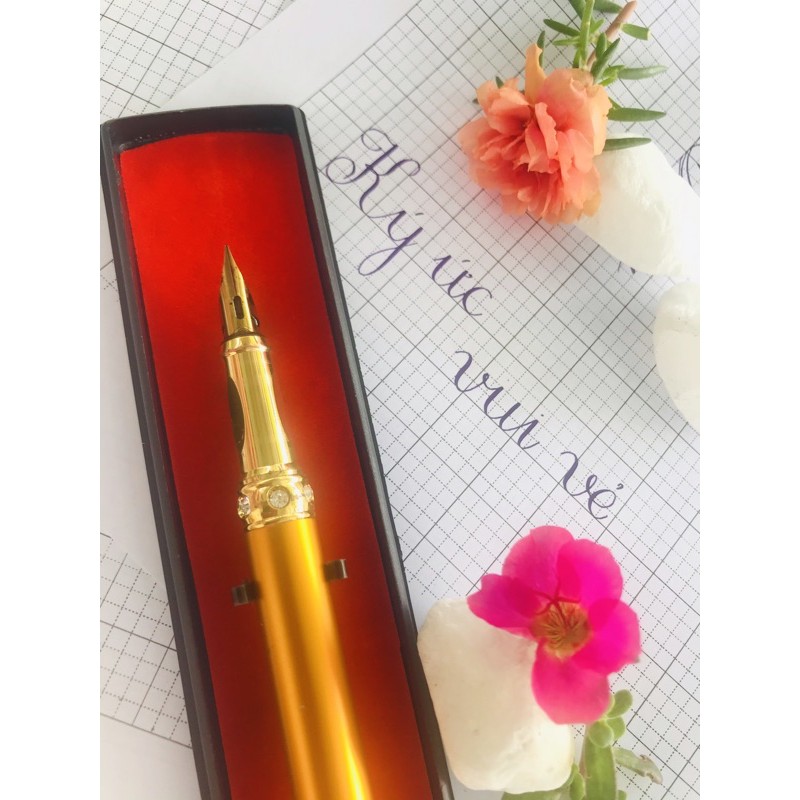 Bút calligraphy ngòi gold tặng kèm ngòi trắng dự phòng và hộp chống xước thanh đậm tốt, mẫu mã sang trọng