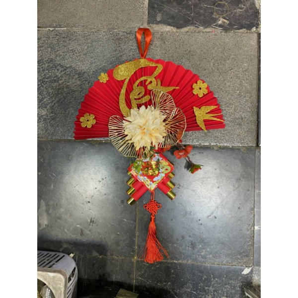 Quạt giấy đỏ trang trí tết