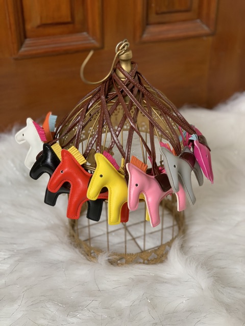 Phụ kiện treo túi HM - Móc ngựa và khăn quấn túi