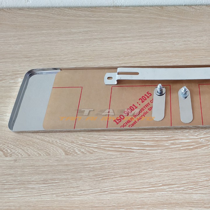 Khung inox biển số xe ô tô gò viền mép, khung biển dài có tấm nhựa mica | BigBuy360 - bigbuy360.vn