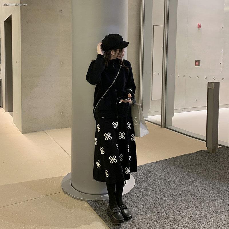 Chân váy len dệt kim dáng chữ A họa tiết cỏ bốn lá phong cách retro thời trang mùa thu 2021