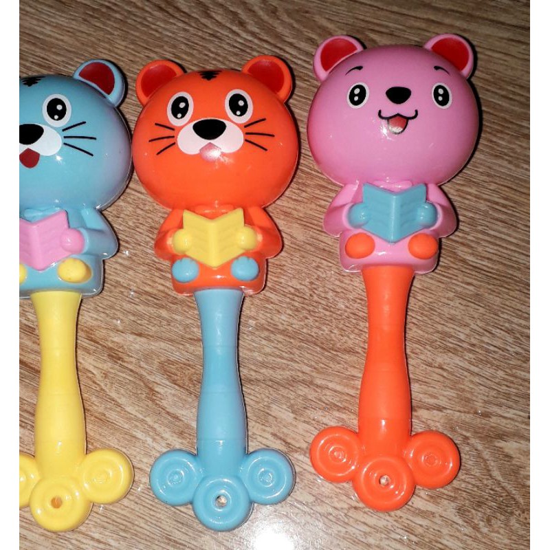 Một cái lục lạc hình chú Gấu dễ thương bằng nhựa