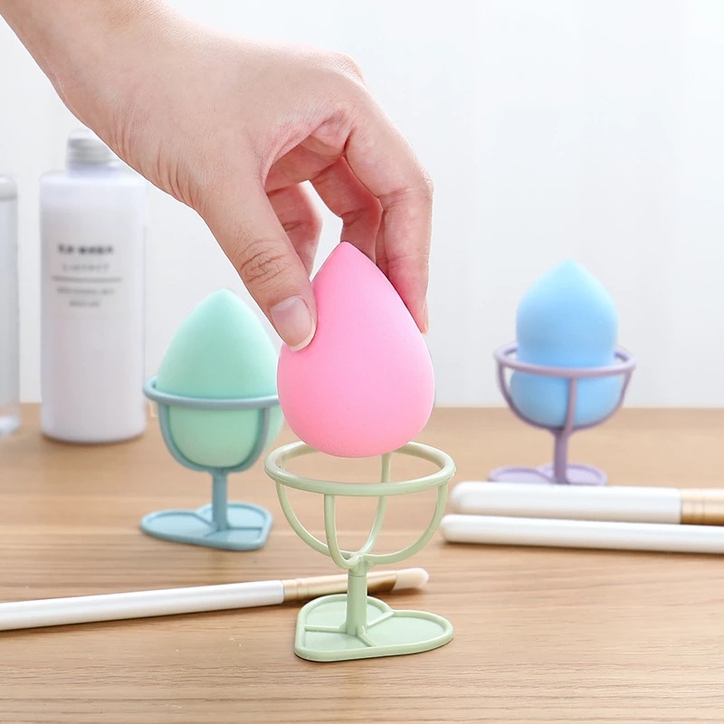 1 Giá Đỡ Mút Trang Điểm Hình Trái Tim Tiện Dụng