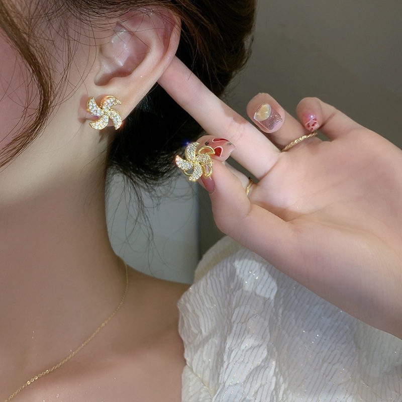 Vòng cổ mặt hình cối xay gió 2021