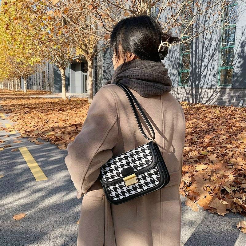 Túi đeo chéo vải vân hoạ tiết karo zíc zắc