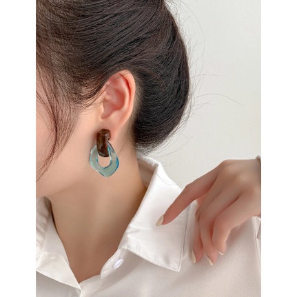 Bông tai acrylic giọt nước