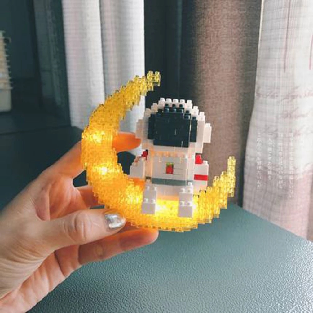 Đồ chơi khối lắp ghép hình phi hành gia mặt trăng cho trẻ nhỏ