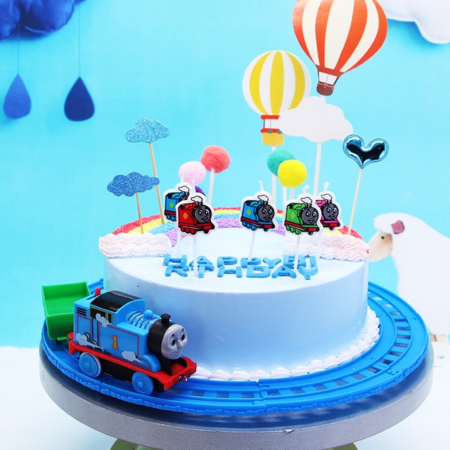 Tàu hỏa chạy vòng quanh trang trí bánh