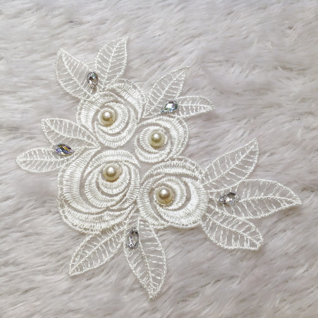 Bông thêu hoa hồng trắng đính cườm trai lấp lánh size 16cmx11.5cm kết áo