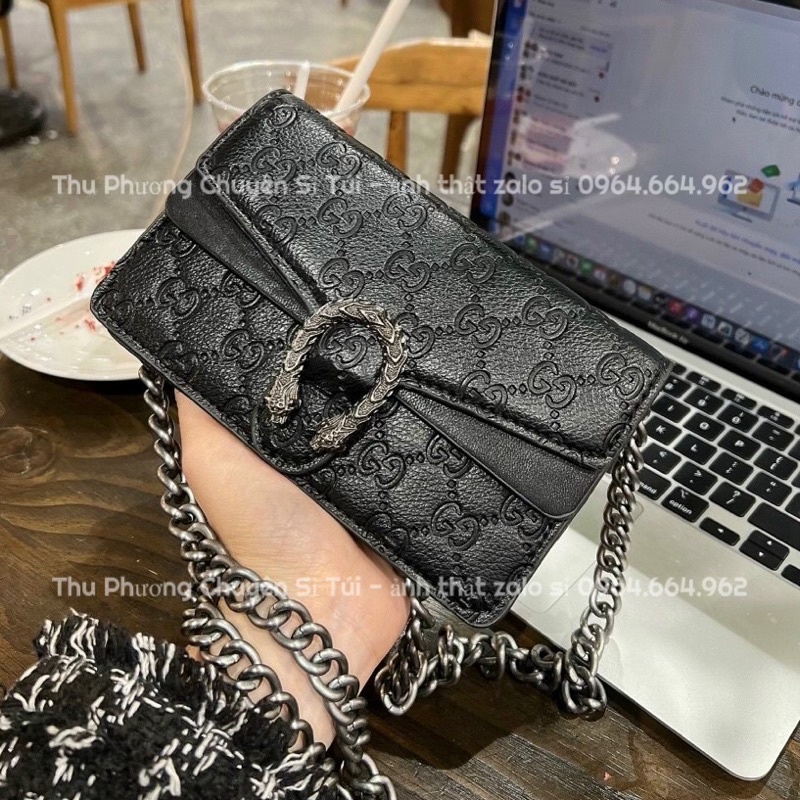 Túi đeo chéo đầu rồng dập logo chìm, chất da cao cấp bản full đen size 18