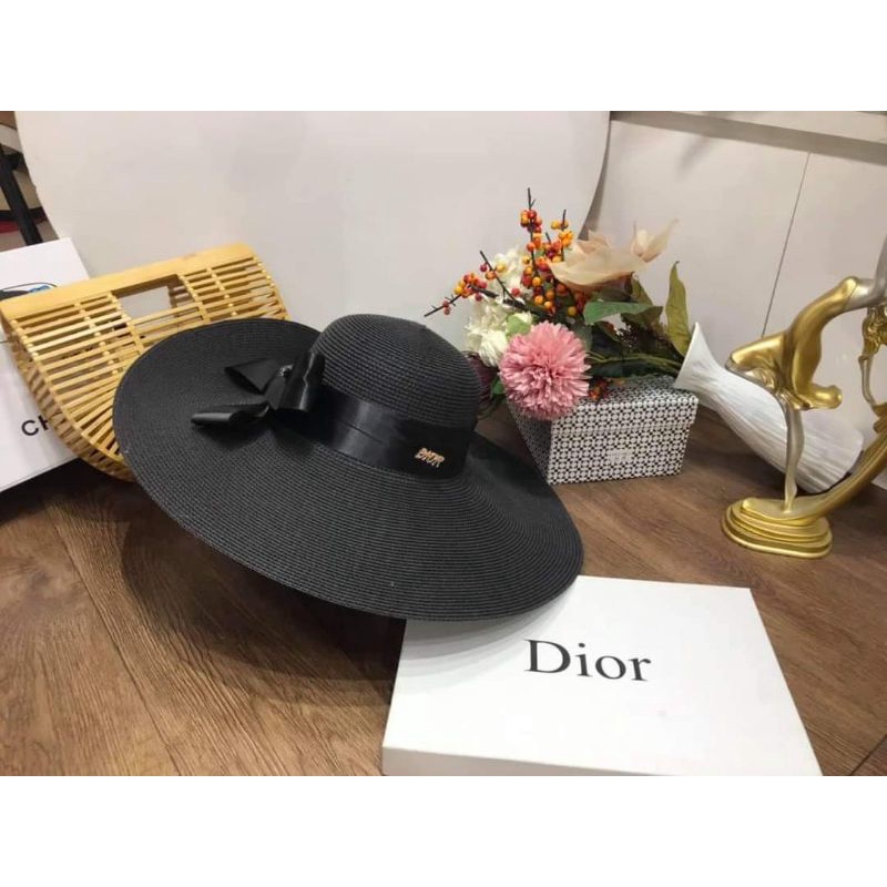 Mũ cói đi biển vành rộng dây nơ gắn chữ Dio sang chảnh