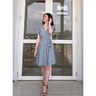 ĐẦM TẾT LỤA XANH HOA ĐỎ CỔ ĐẮP CHÉO TAY LỠ CÓ DÂY CỘT NƠ DÁNG XÒE-hình thật shop chụp