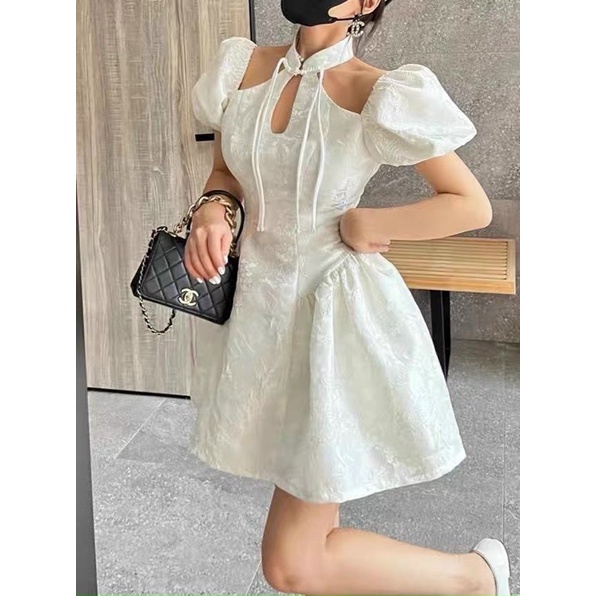 đầm gấm trắng cổ yếm khoét vai giọt nước