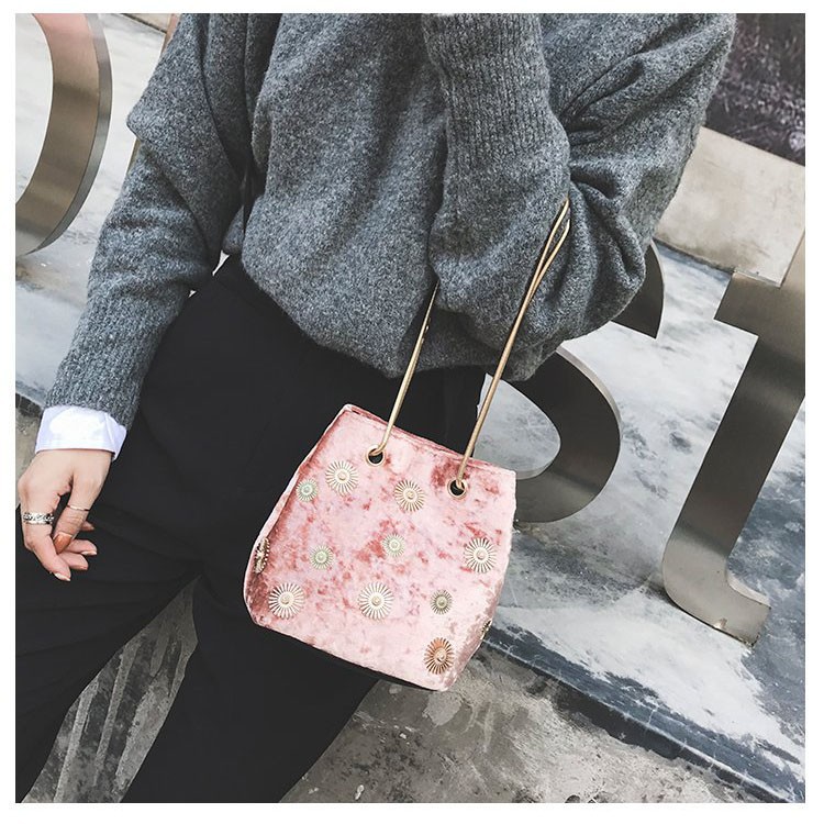 Túi đeo vai IELGY chất liệu nhung phối dây xích thời trang