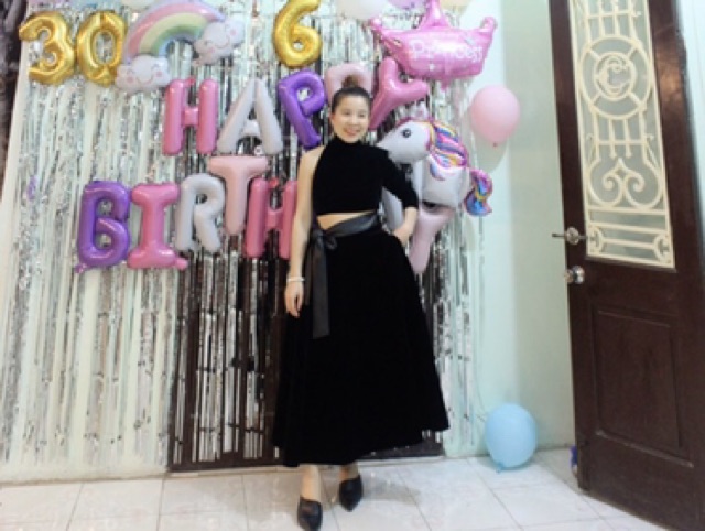 Váy lệch vai nhung đen.