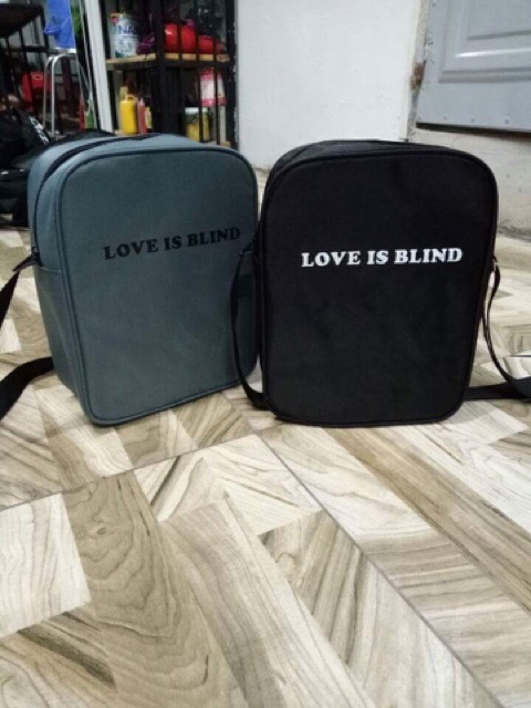 Túi đeo chéo LOVE IS BLIND thời trang