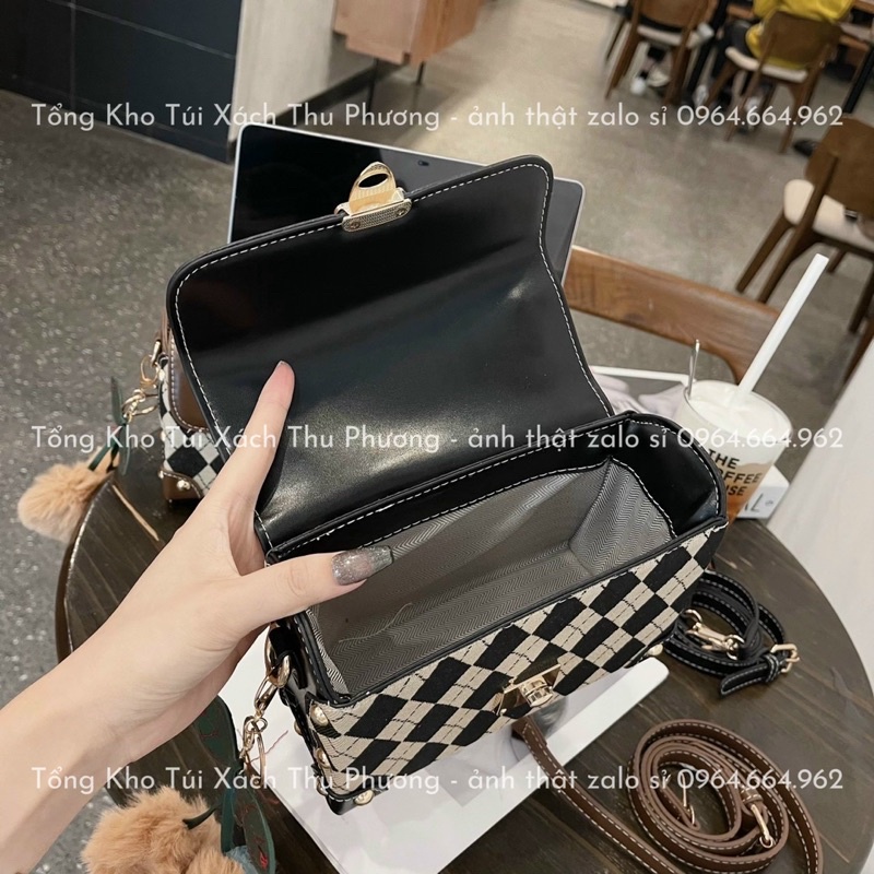 Túi đeo chéo,quai xách dáng hộp khoá xoay hoạ tiết hình thoi phong cách trẻ trung - hàng QCCC chuẩn (tặng kèm chùm bông)