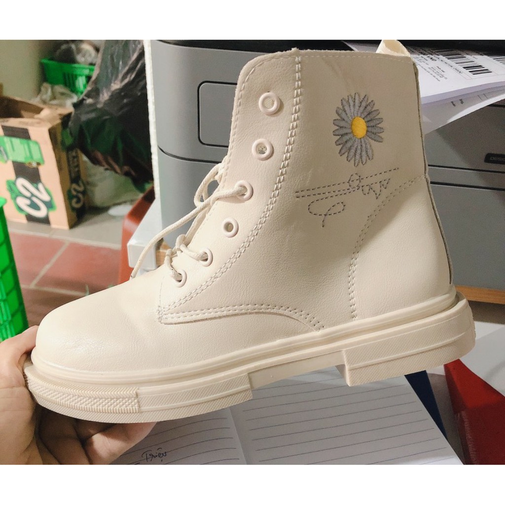 [Mã FASHIONGREEN15 giảm 10% tối đa 30k đơn từ 99k] Boot Nữ Da Dây Buộc Thêu Hoa Cúc Chữ Ký (Không Khóa Kéo) | BigBuy360 - bigbuy360.vn