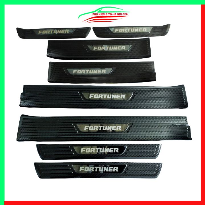 Ốp bậc cửa, nẹp bước chân Fortuner 2017-2023 vân cacbon chống trầy bảo vệ trang trí xe