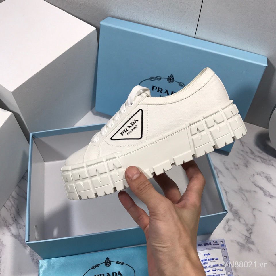 Hàng có sẵn! PRADA! Giày chạy bộ thêu họa tiết thời trang cho nam
