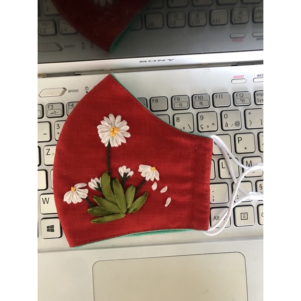 Khẩu trang thêu handmade
