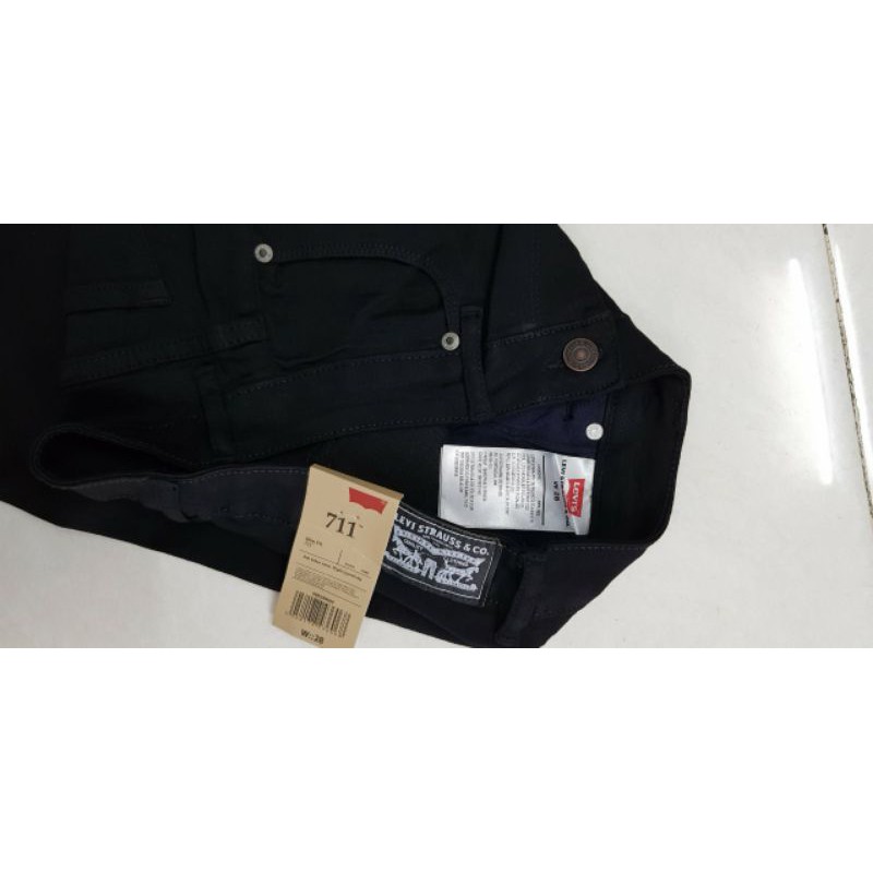 Levis trắng đen