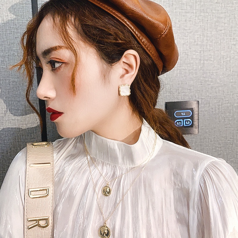 Khuyên tai mặt hình vuông màu trắng/ đen thời trang