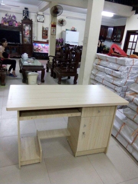Bàn làm việc gỗ  chưa lắp ghép.