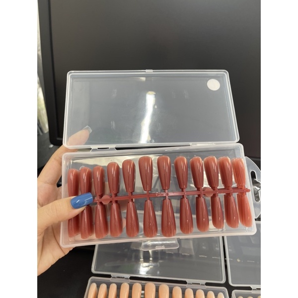 Móng úp 2 in 1. Vừa úp móng - vừa có sẵn màu sơn thạch. Quá tiện luôn,Đơn giản, rút gọn các bước, tiết kiệm thời gian