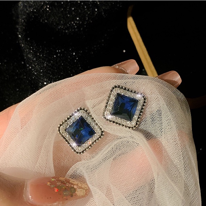 Khuyên tai đính đá xanh dương thời trang