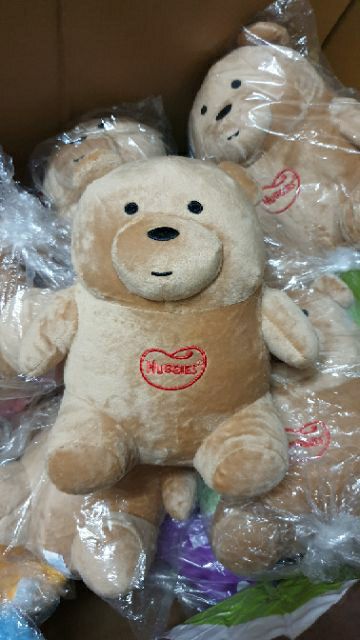 Gấu bông ôm Huggies.