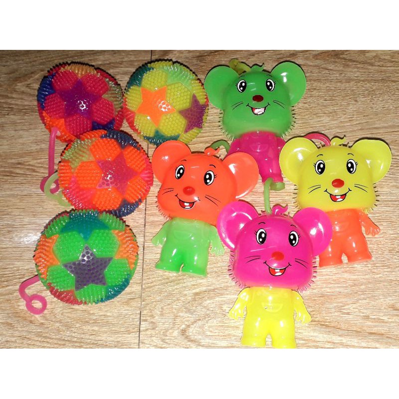 Một quả bóng đèn hoặc chú gấu đèn bằng nhựa chít chít rất đẹp