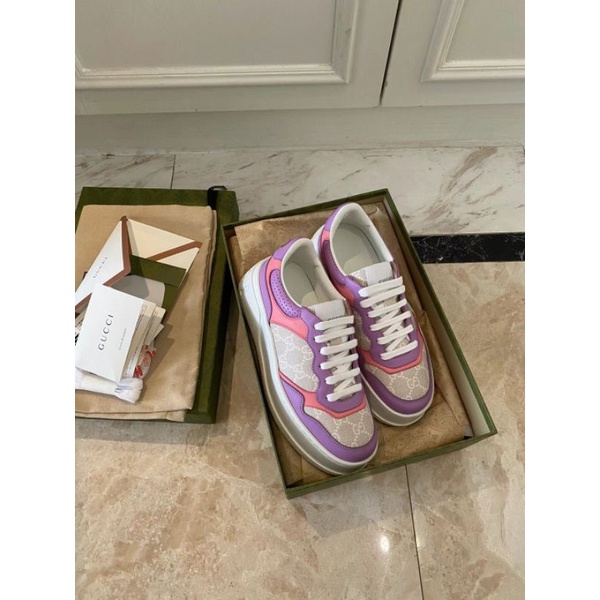 Giày thể thao màu hồng.